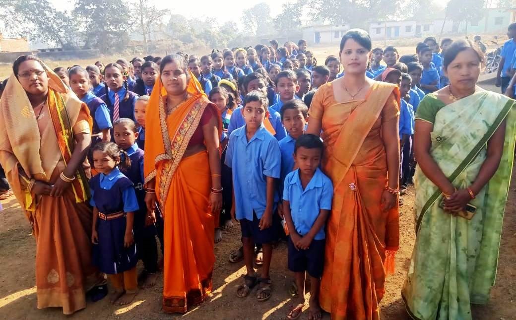 ग्राम पंचायत भवन सहित डिजिटल सीएससी केंद्र , ग्रामीण बैंक शाखा पर सरपंच ने किया ध्वजारोहण