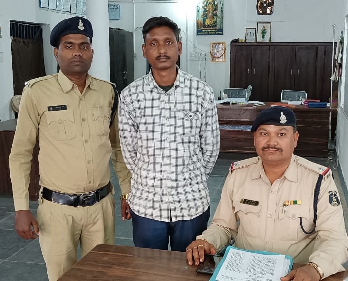 ग्राहकों से पैसा एकत्रित कर बैक खाते में पैसा जमा न कर धोखाधड़ी करने वाले आरोपी को गिरफ्तार करने में चाम्पा पुलिस को मिली सफलता