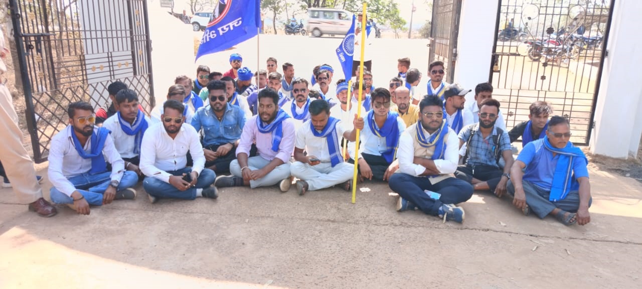 भीम आर्मी ने किया सक्ति कलेक्टर कार्यालय का घेराव