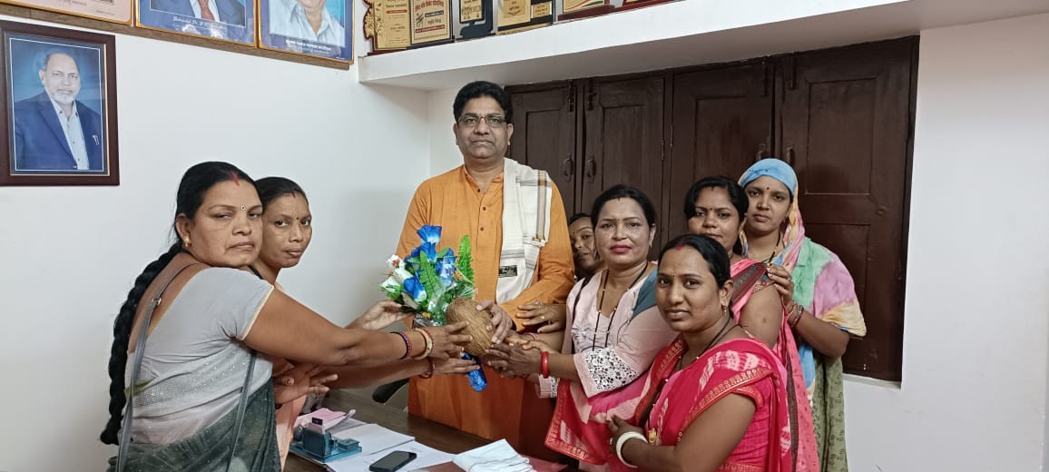 आंगनबाड़ी कार्यकर्ता एवं सहायिकाओं ने अपने मानदेय बढ़ोतरी होने पर विधायक माननीय श्री केशव प्रसाद चन्द्रा जी का आभार व्यक्त