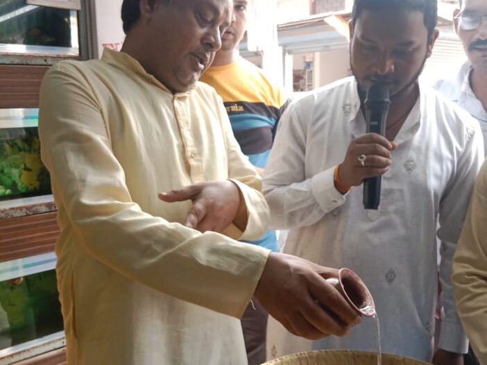 श्रावण मास के सप्तम सोमवार पर स्वुद्भुत मोलीश्वर शिवलिंग का नर्मदा नदी के पवित्र जल से किया गया अभिषेक