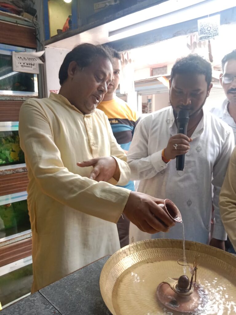 श्रावण मास के सप्तम सोमवार पर स्वुद्भुत मोलीश्वर शिवलिंग का नर्मदा नदी के पवित्र जल से किया गया अभिषेक