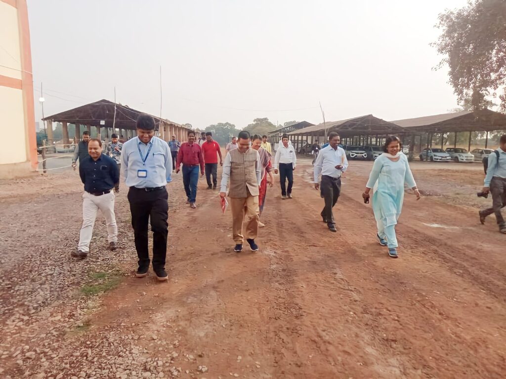सामान्य प्रेक्षक, कलेक्टर आऊ जिला निर्वाचन अधिकारी मतगणना स्थान के करीन हे निरीक्षण, तियारी के लीन जायजा