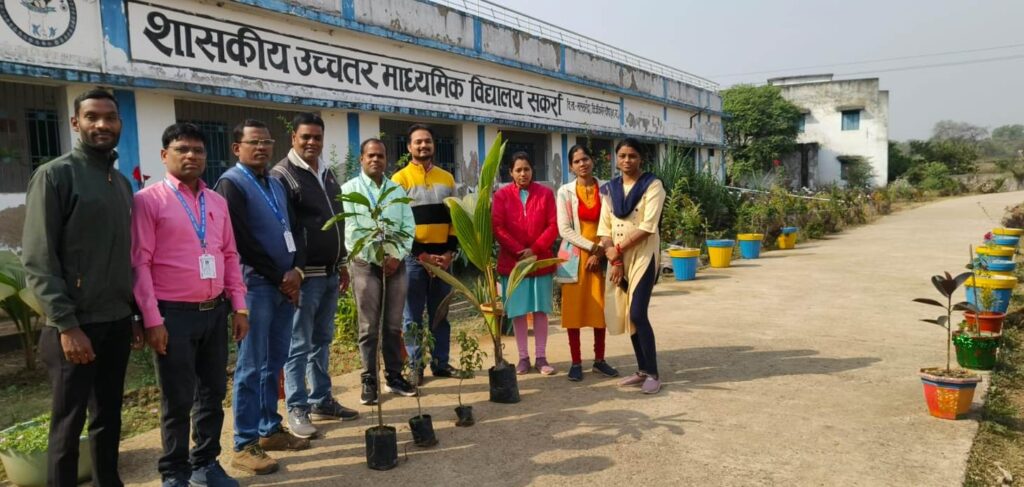 एस के गवेल व्याख्याता (गणित)  अपन जनमदिन  के बेरा मा करीन पौधा दान