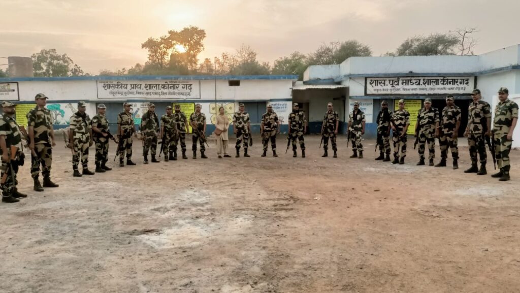 लोक सभा चुनाव सुरक्षा के सुविधा ल  मद्देनजर म  जिला पुलिस जांजगीर द्वारा जांजगीर मुख्यालय ,