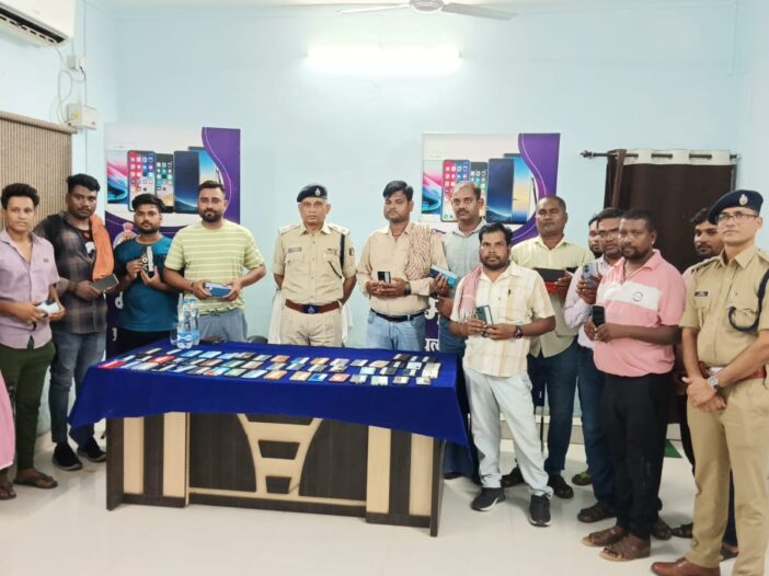 हमर पुलिस हमर संग अभियान के तहत जिला जांजगीर चाम्पा पुलिस ने अलग अलग जिला क्षेत्रो से 65 नग गुम मोबाइल किया बरामद, कीमती करीबन 9,00,000/- नौ लाख रुपये मात्र