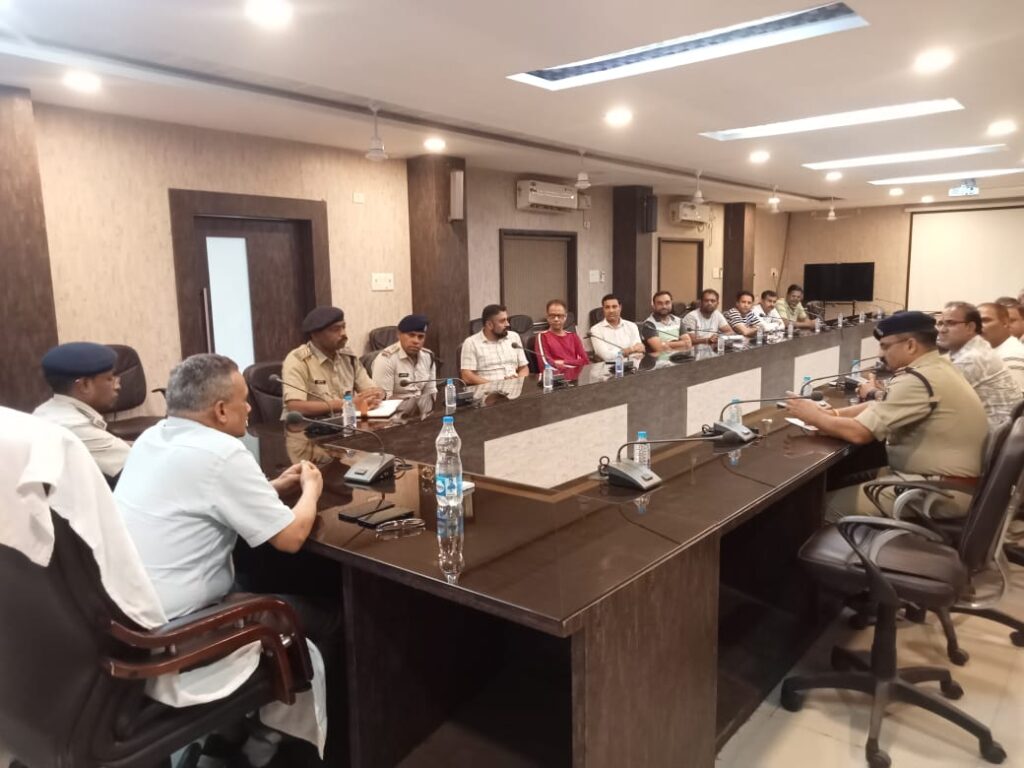 चोरी, लूट, उठाईगिरी की घटना को मद्देनजर रखते हुए, जिसकी सुरक्षा व्यवस्था के लिए जिले के सराफा ब्यापारियो का बैठक आहूत पुलिस अधीक्षक कार्यालय सभा कक्ष में पुलिस अधीक्षक जांजगीर द्वारा लिया गया