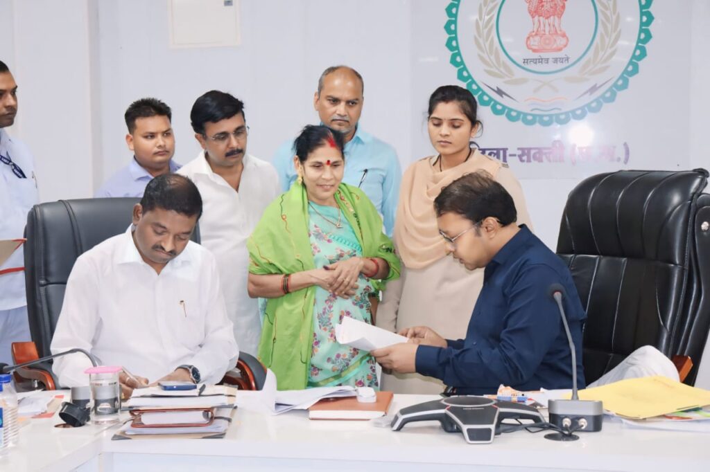कलेक्टर जनदर्शन म आमजन  के   सुनीन हे समस्या, समय सीमा म निराकृत  सेती निर्देशित