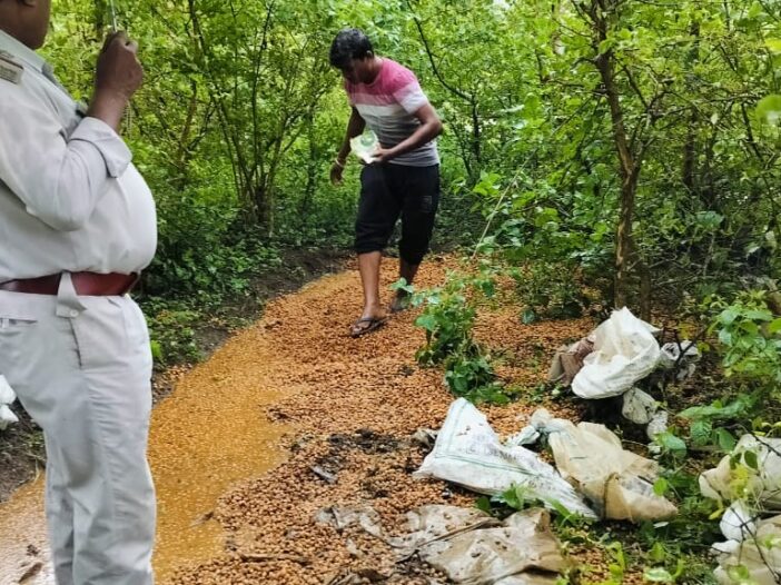 थाना मालखरौदा क्षेत्र के ग्राम खर्री म 70 बोरी महुआ लहान (महुआ पास) ल  नष्ट करे म  महुआ शराव विक्रेता म मचीस  दहशत