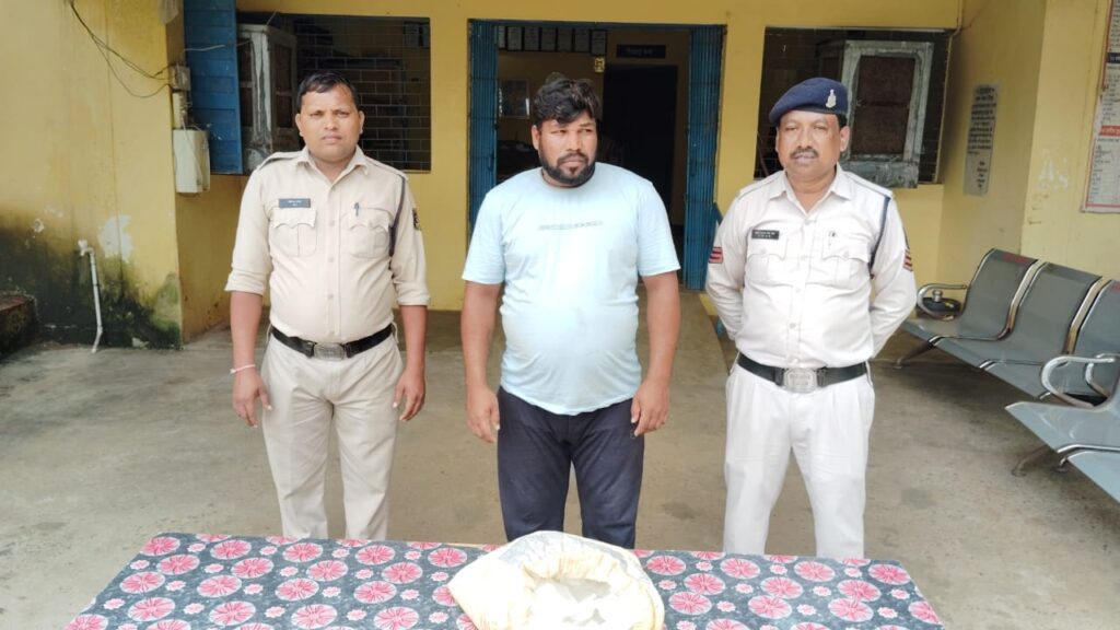 13 लीटर अवैध कच्ची महुआ शराब बिक्री  करने वाला  01 आरोपी ल करिस गिरफ्तार।