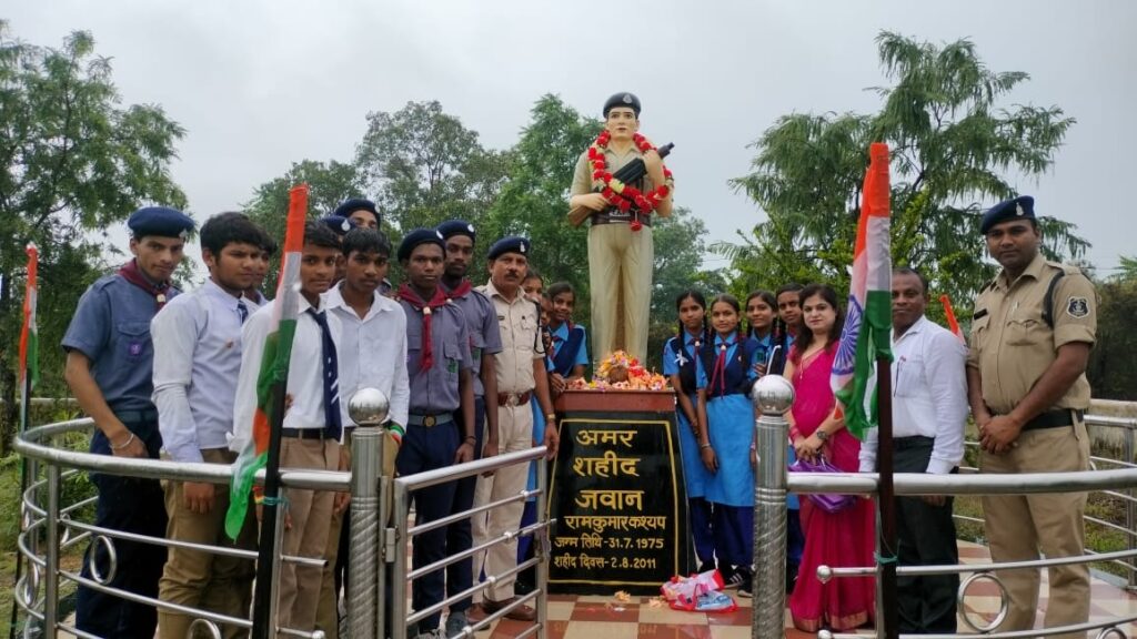 थाना नवागढ़ क्षेत्र के शहीद आरक्षक श्री रामकुमार कस्यप के शहादत को नमन करते हुए उनके द्वारा शिक्षा प्राप्त किए स्कूल में किया गया श्रद्धांजलि कार्यक्रम का आयोजन