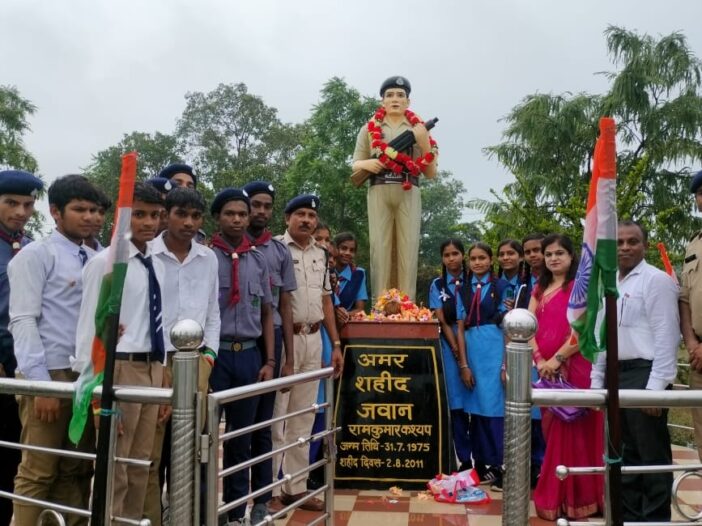 थाना नवागढ़ क्षेत्र के शहीद आरक्षक श्री रामकुमार कस्यप के शहादत को नमन करते हुए उनके द्वारा शिक्षा प्राप्त किए स्कूल में किया गया श्रद्धांजलि कार्यक्रम का आयोजन