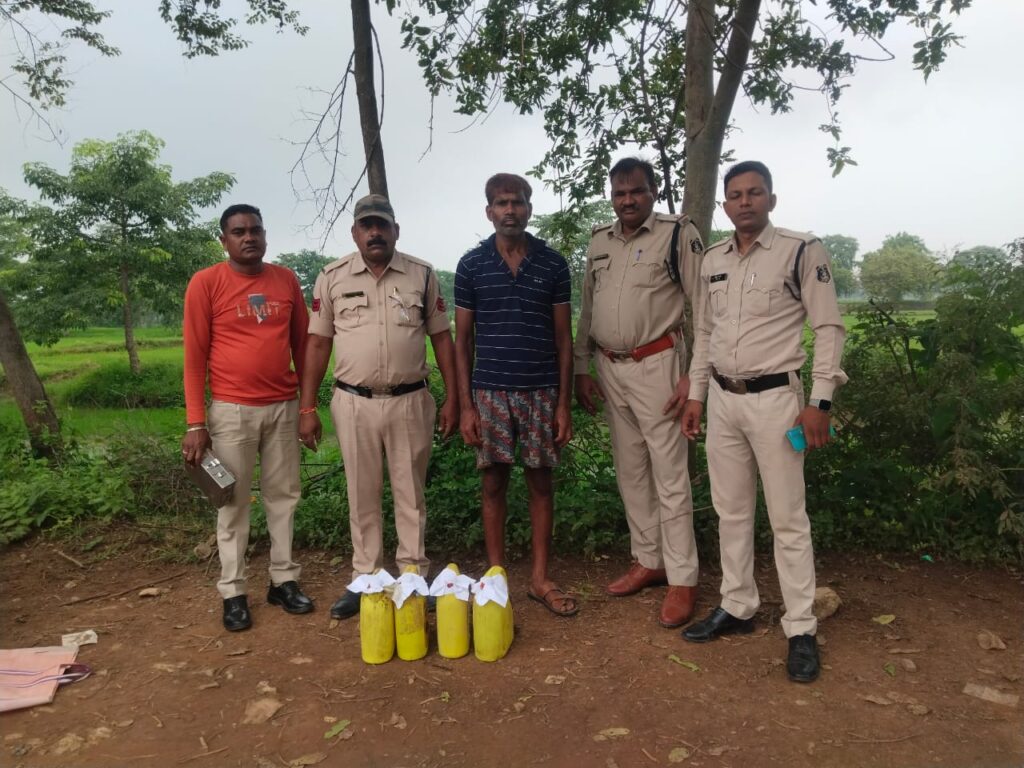 अवैध रूप ले शराब कब्जा म रखने वाले आरोपी 20 लीटर कच्ची महुआ शराब के संग थाना बाराद्वार पुलिस करिसगिरफ्तार