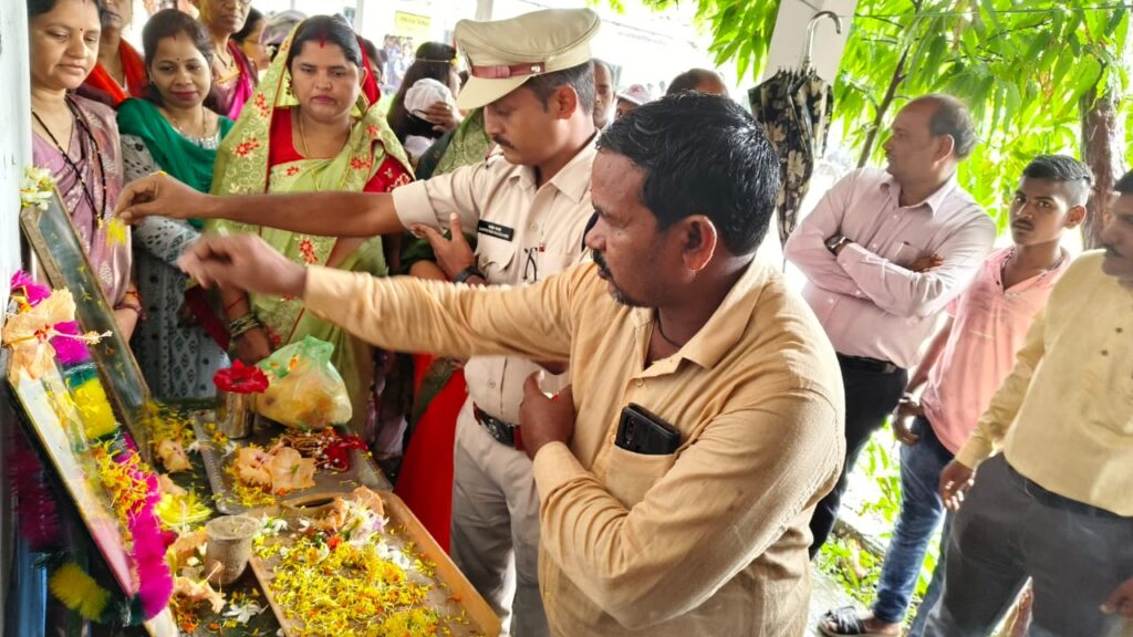 15 अगस्त स्वतंत्रता दिवस के अवसर म शहीद पुलिस जवानों के शहादत ल नमन करत अऊ ओकर द्वारा शिक्षा प्राप्त करके स्कूल म करिस  श्रद्धांजलि कार्यक्रम के आयोजन