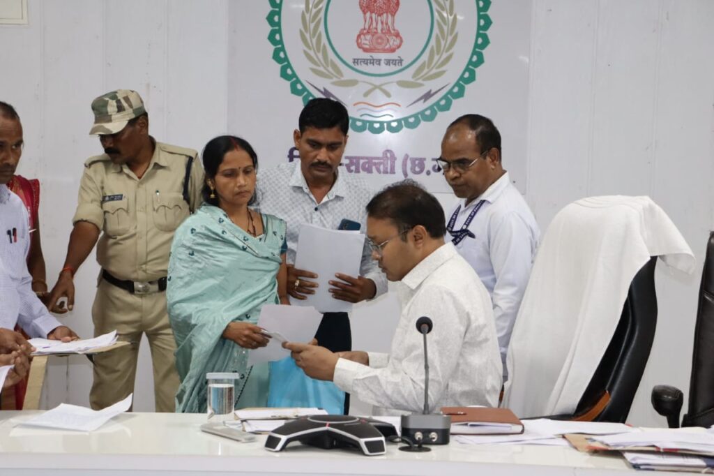 कलेक्टर जनदर्शन म आमजन के सुनीन समस्या,  जनदर्शन म कुल 41 आवेदन मिलिस