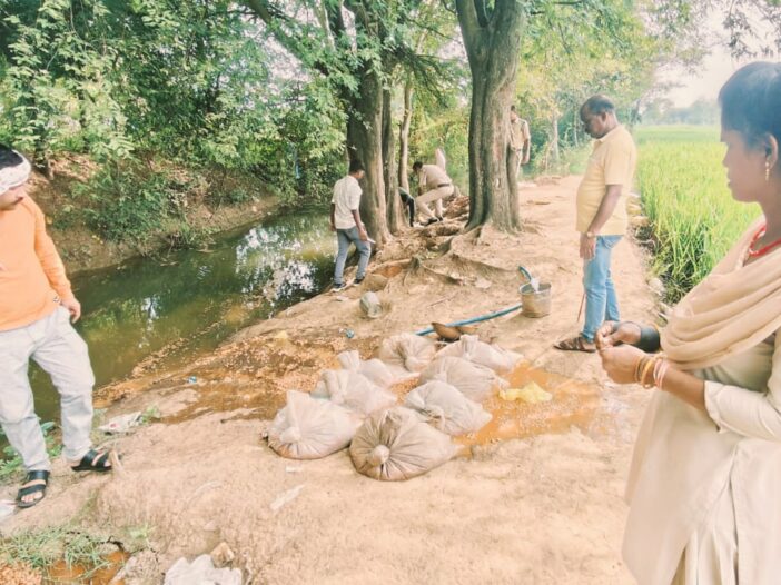 ग्राम हरदी में नाला के किनारे अवैध महुआ शराब निर्माण हेतु रखा 10 क्विंटल महुआ का पास किया नष्ट ।