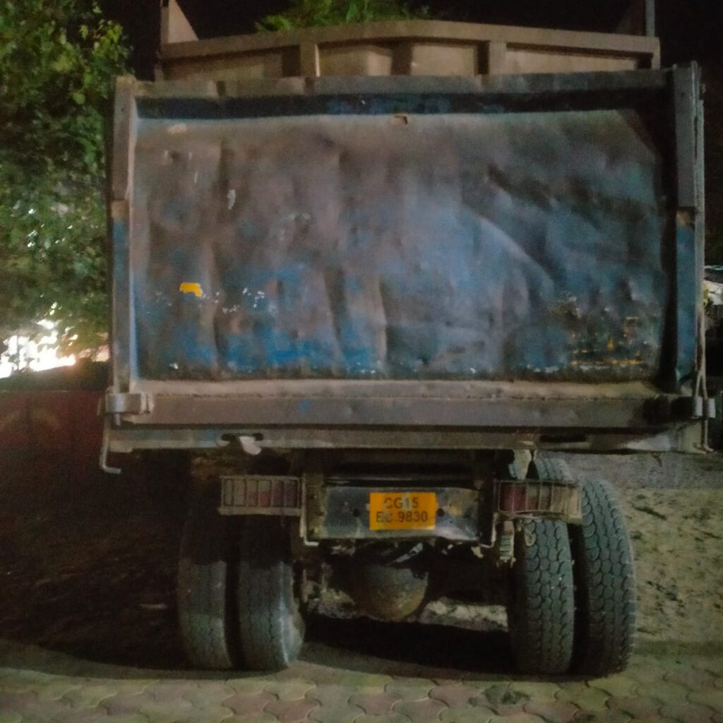वाहन दुर्घटना ल  ध्यान म  रखत  बीच रोड म लापरवाही पूर्वक खड़े  वाहन ल जप्त कर वाहन चालक  गिरफ्तार थाना जांजगीर पुलिस के त्वरित कार्यवाही