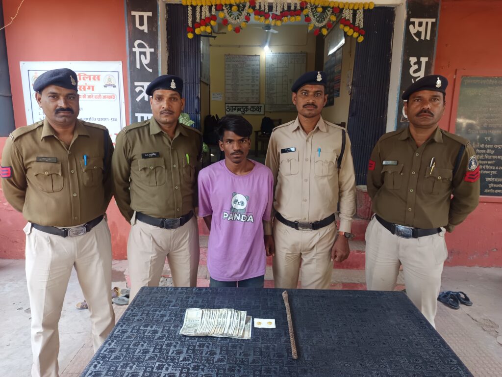 सुना  मकान के ताला तोड के सोना  के  माला अऊ  नकद रकम चोरी  कारोइया 01 आरोपी सहित 01 विधि विरुद्ध संघर्षरत बालक ला  पकडे म थाना बम्हनीडीह पुलिस ला मिलीस  सफलता