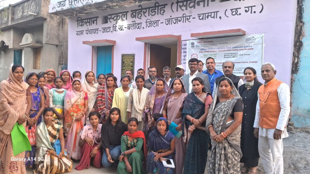 किसान स्कूल म आयोजित 45 दिवसीय प्रशिक्षण कार्यक्रम के जायजा लेहे  पहुंचीन  केंद्रीय रेशम बोर्ड बैंगलुरू कर्नाटक के तकनीकी संयुक्त सचिव