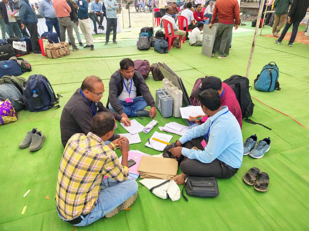 सामान्य प्रेक्षक अऊ जिला निर्वाचन अधिकारी के  उपस्थिति म मतदान दल के  पहली  रेण्डमाइजेशन संपन्न