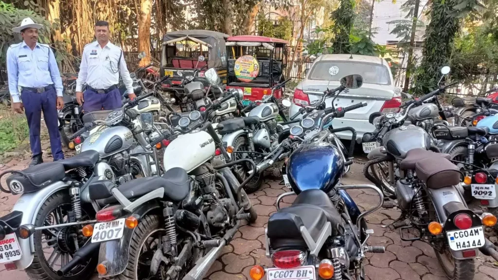 मोडिफाई सायलेंस लगे 35 बुलेट वाहन म  5000 हजार के  लगाईस  जुर्माना