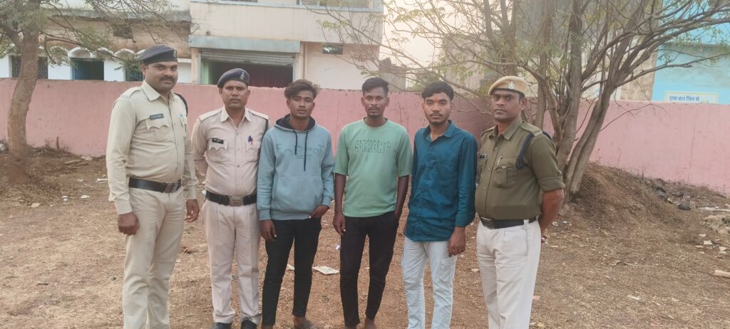 लंबा  समय ले  फरार मोटर सायकिल चोरी कारोइया  03 आरोपि  ला  पकड़े  म थाना पामगढ़ पुलिस ला  मिलीस  सफलता