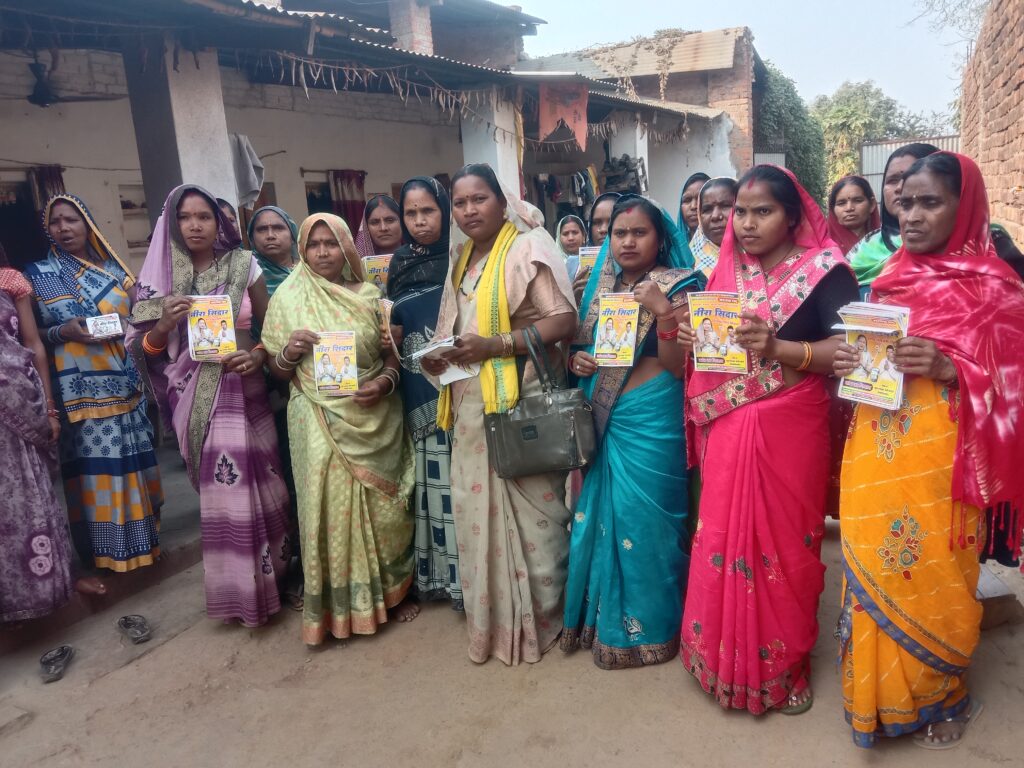 सरपंच प्रत्यासी श्रीमती नीरा सिदार के ग्राम पंचायत बेलादुला म जनसंपर्क जारी लोगन मन के मिला थे भारी समर्थन