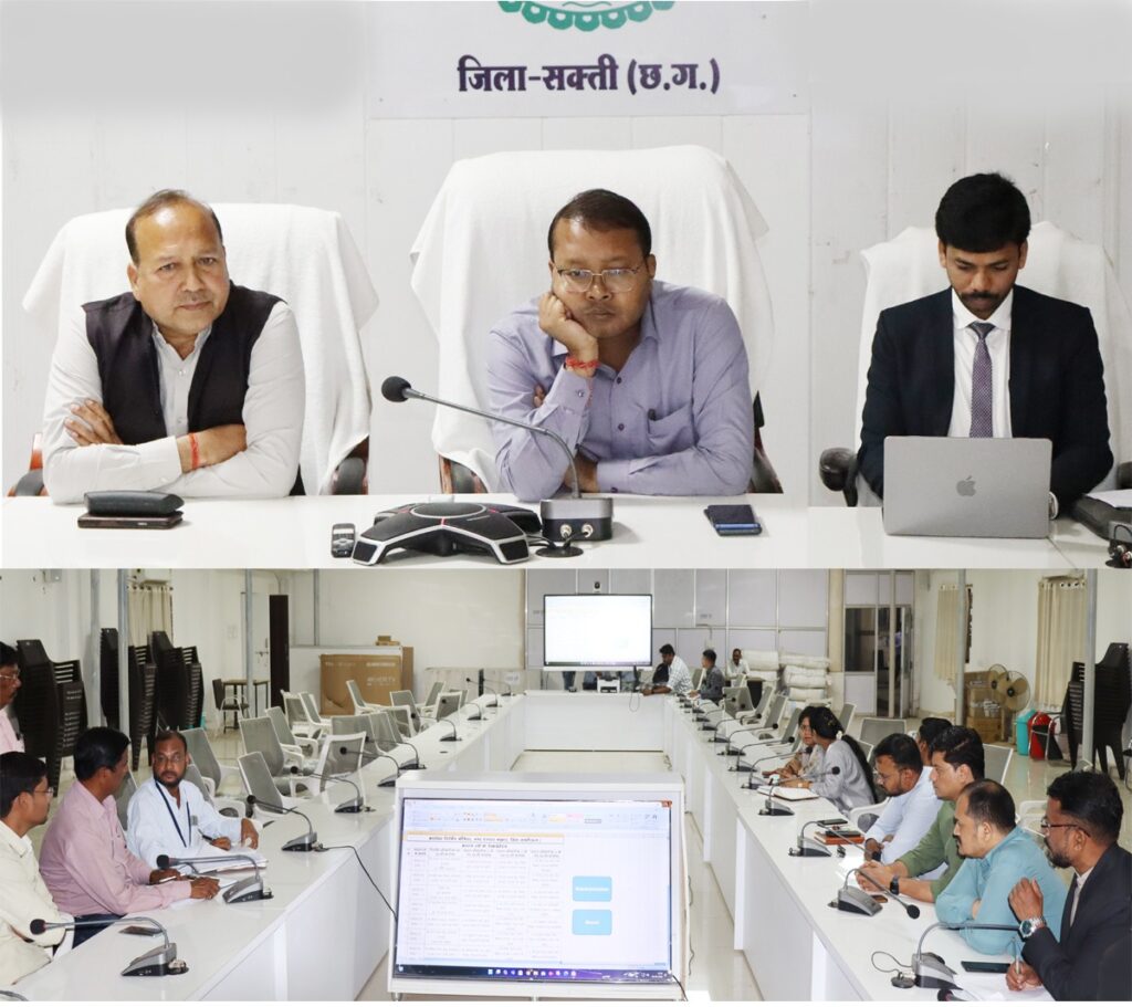 सामान्य प्रेक्षक आऊ जिला निर्वाचन अधिकारी के  उपस्थिति म मतदान दल के पहली  रेण्डमाइजेशन संपन्न