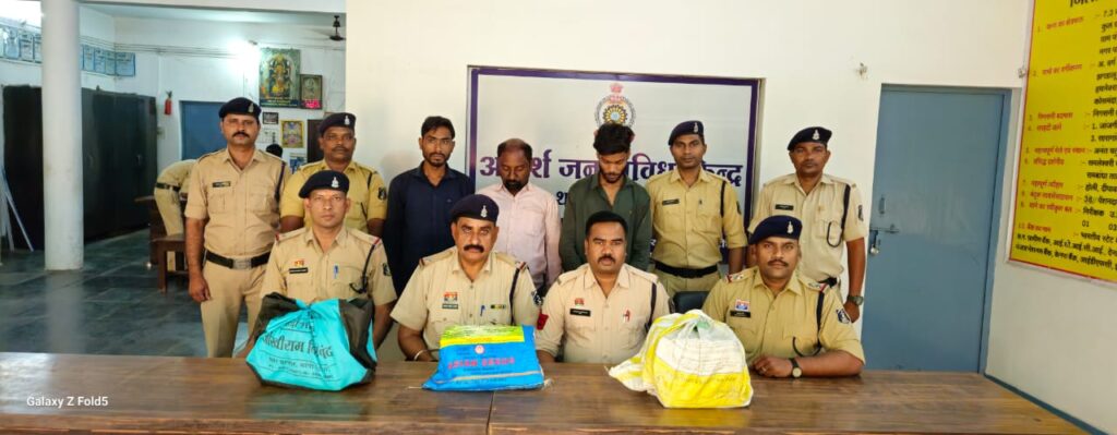 प्रतिबंधित नशा के  सिरप के साथ बिक्री कारोइया  02 आरोपी अऊ  सप्लायर सहित 03 आरोपि मन ल पकड़े  म थाना चाम्पा पुलिस टीम ल मिलिस सफलता