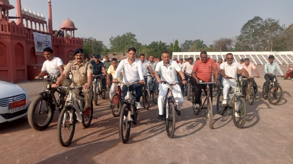 फिटनेस के डोज आधा घंटा रोज” के  थीम म निकाले  गिस  साइकिल रैली।