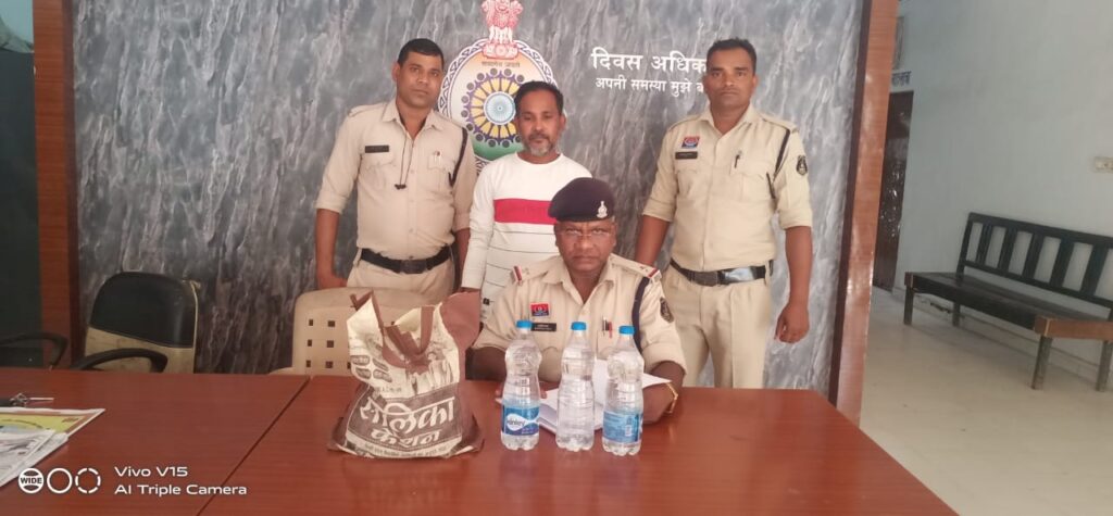 ’’अवैध रूप ले कच्चा  दारू  बेचोईया  आरोपी  08 लीटर कच्चा महुआ दारू  के संग  गिरफ्तार,’’थाना सक्ती पुलिस के कारवाही