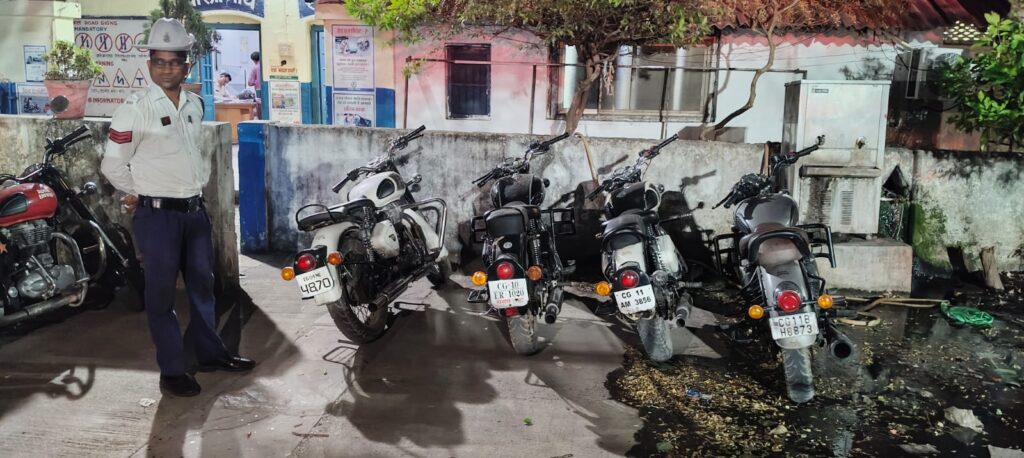 वरिष्ठ पुलिस अधीक्षक जांजगीर चांपा श्री विवेक शुक्ला (IPS) के निर्देशन म जिला  म  प्रेशर हार्न/ मोडिफाई साइलेंसर लगाके  वाहन चलोइया  के विरूद्ध विशेष अभियान चालके मोटर व्हीकल एक्ट के तहत ताबड़तोड़ कारवाही