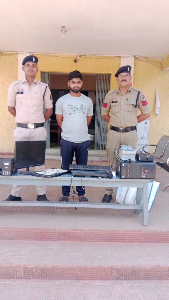 पश्चिम बंगाल निवासी आरोपी के फर्जी आधार/पेन कार्ड तैयार कारोइया , अऊ सहयोगी आरोपी गिरफ्तार थाना अकलतरा पुलिस के कारवाही