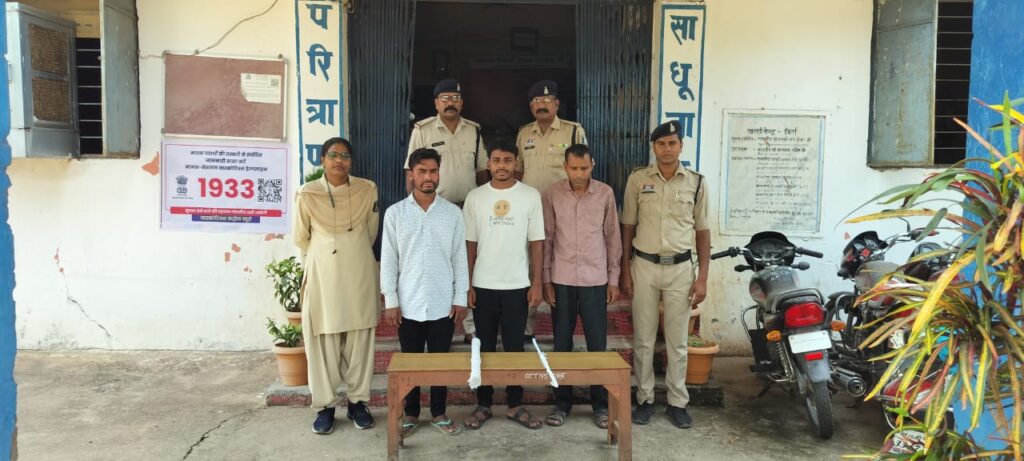 एक राय होके रास्ता रोकके  डण्डा, रॉड ले  हमला कारोइया 03 आरोपि  गिरफ्तार थाना बिर्रा पुलिस के  कारवाही