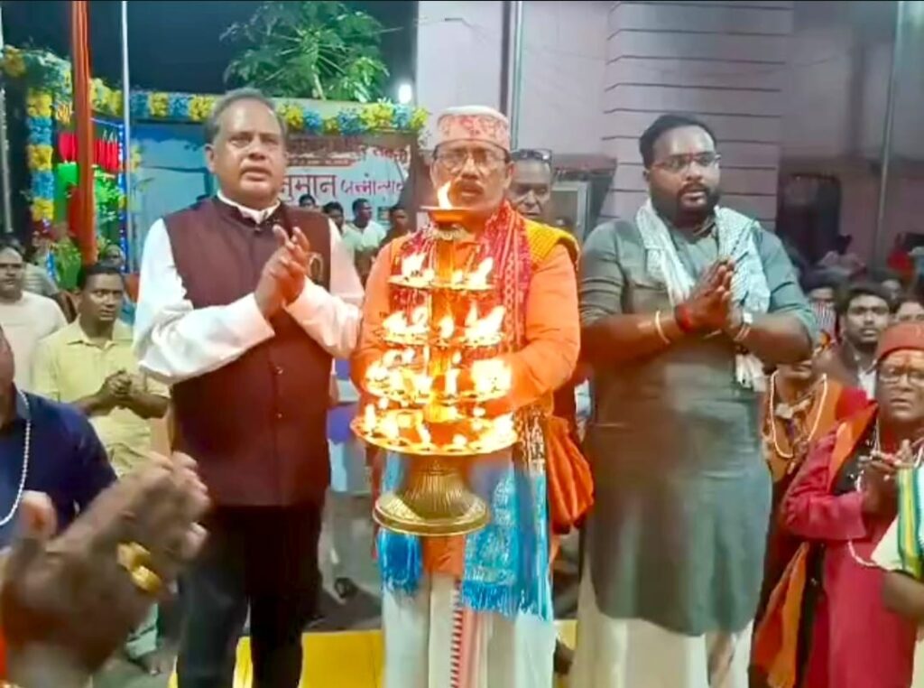 श्री सिद्ध हनुमान मंदिर के 104 वीं महाआरती म पंडित डॉ राजेंद्र शर्मा होइन हे  शामिल