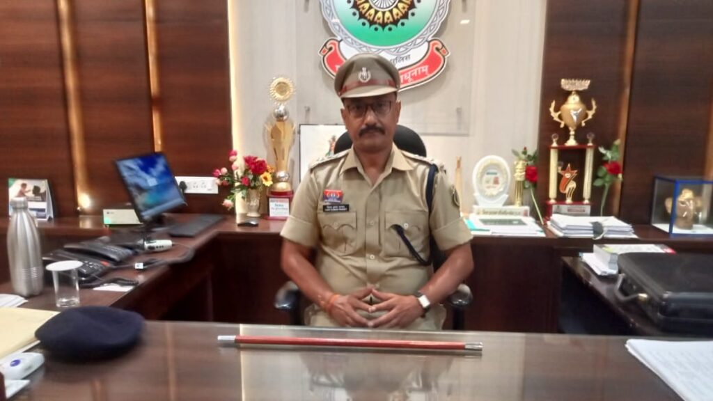 जिला के नव पदस्थ पुलिस अधीक्षक जांजगीर चांपा श्री विजय कुमार पाण्डे (IPS) करिन  पदभार ग्रहण