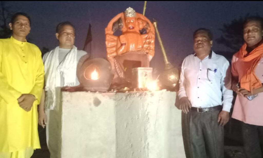 पंडरिया धाम के संध्या आरती में शामिल हुए अधिवक्ता चितरंजय…