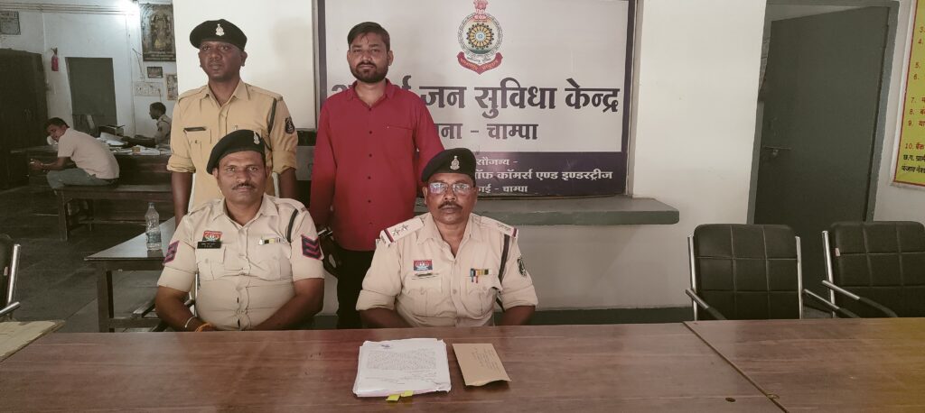 पुराना  रंजिश ल लेके  हत्या  नियत ले चाकू म  प्राण घातक हमला कारोइया आरोपी गिरफ्तार थाना चांपा पुलिस के कारवाही