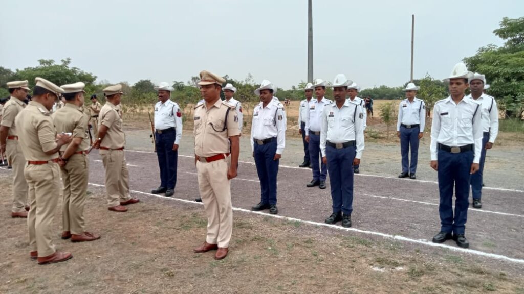 नव पदस्थ पुलिस अधीक्षक जांजगीर चांपा श्री विजय कुमार पाण्डेय (IPS) ने रक्षित केंद्र म आयोजित जनरल परेड निरीक्षण  किये