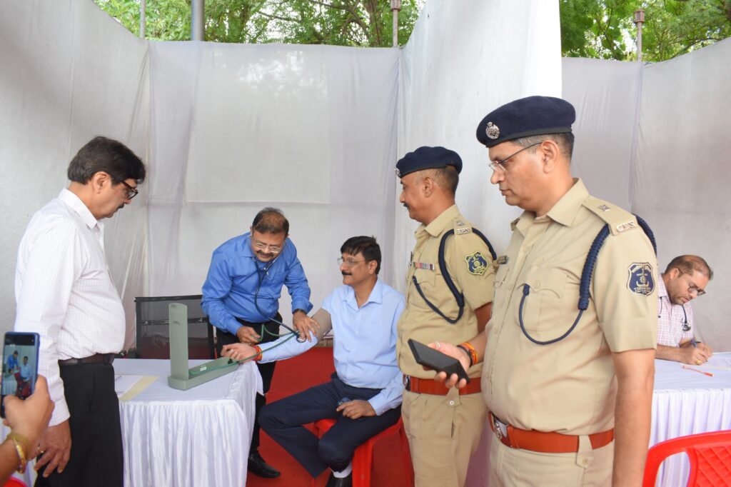 पुलिशकर्मी  अऊ   परिजन मन के  स्वास्थ्य संरक्षण के दिशा म जांजगीर- चांपा पुलिस द्वारा एक सराहनीय पहल करत  एक दिवसीय निःशुल्क स्वास्थ्य शिविर के आयोजन स्वास्थ्य विभाग अऊ लाइफ केयर हॉस्पिटल बिलासपुर के संयुक्त तत्वावधान करिन
